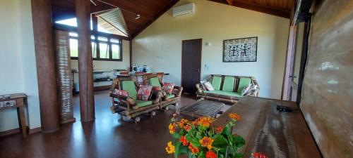 Un lugar para sentarse en Pousada Águas de Ibiraquera Suite Master