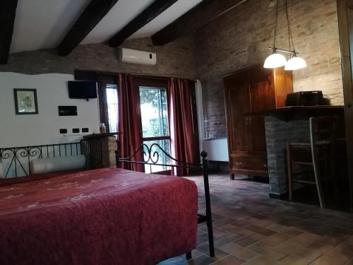 מיטה או מיטות בחדר ב-Casale Belriguardo