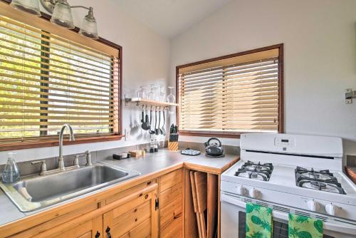 Kjøkken eller kjøkkenkrok på Fern Cottage Island Escape with Rainforest View!