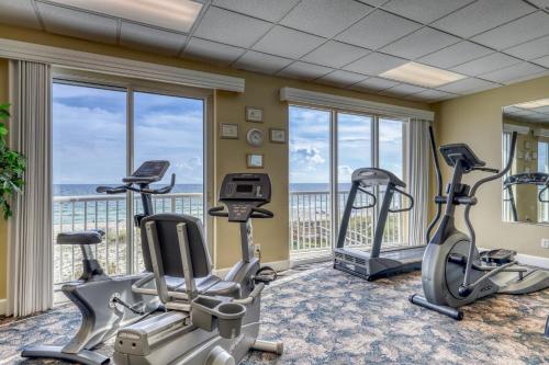 sala de fitness con 2 cintas de correr y 2 bicicletas estáticas en Island Royale 702, en Gulf Shores