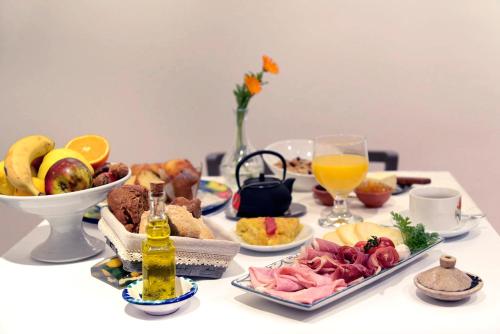 AulestiaにあるCasa Rural Andikoetxe Landetxeaのテーブル(食べ物とオレンジジュースの朝食付)