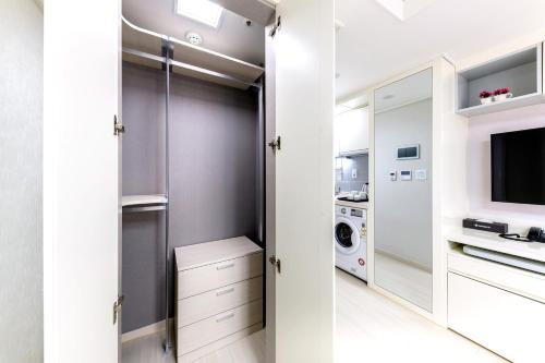 a laundry room with a washer and dryer at Shin Shin Hotel Seogwipo in Seogwipo