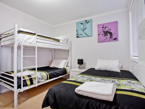 Ce lit se trouve dans un dortoir doté de 2 lits superposés. dans l'établissement Kestrels Rest 2 116 Gippsland Street, à Jindabyne