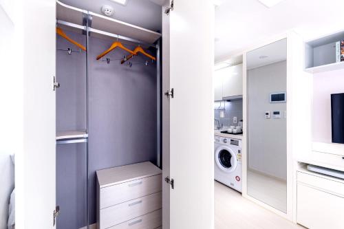 a laundry room with a washer and dryer at Shin Shin Hotel Seogwipo in Seogwipo