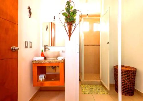 ein Badezimmer mit Waschbecken und Dusche in der Unterkunft Family Home close to the Beach, Vidanta, Aqua Adventures with Pool & Parking in Nuevo Vallarta