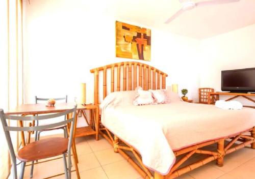 ein Schlafzimmer mit einem Bett, einem Tisch und einem Schreibtisch in der Unterkunft Family Home close to the Beach, Vidanta, Aqua Adventures with Pool & Parking in Nuevo Vallarta