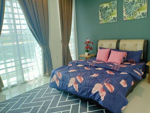 um quarto com uma cama grande e almofadas cor-de-rosa em As Syifaa Homestay Mslim only em Ipoh