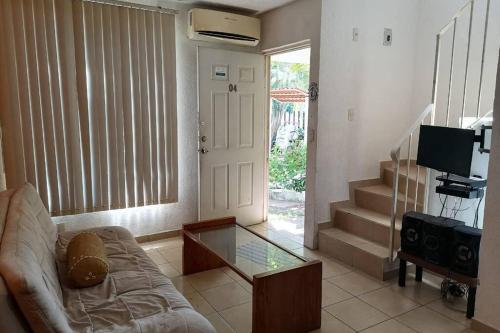 sala de estar con sofá y mesa de cristal en "Ximi y Samy Home" Casa con Alberca en Acapulco