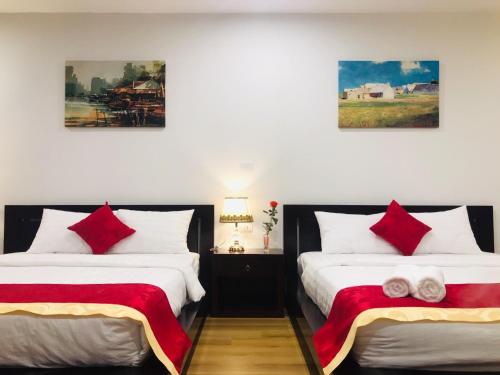 dos camas sentadas una al lado de la otra en un dormitorio en Ocean View TMS Luxury Apartment Quy Nhon, en Quy Nhon