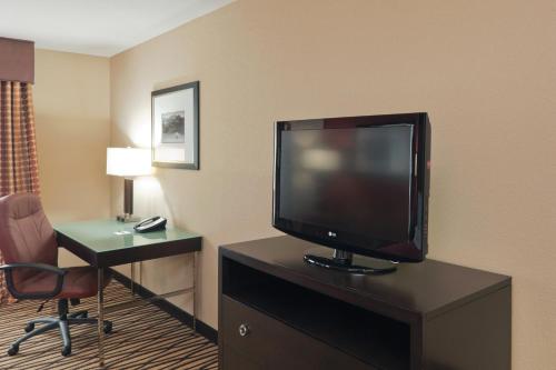 Μια τηλεόραση ή/και κέντρο ψυχαγωγίας στο Holiday Inn Hotel & Suites Lima by IHG