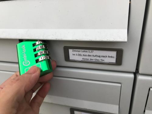osoba posiadająca zielone baterie przed bankomatem w obiekcie Sroom Stuttgart Flughafen Messe w mieście Leinfelden-Echterdingen