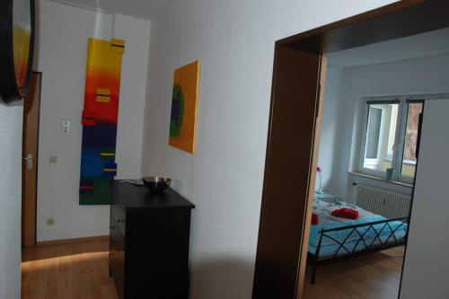 um quarto com pinturas na parede e um espelho em Apartment in the heart of Nuremberg em Nurembergue