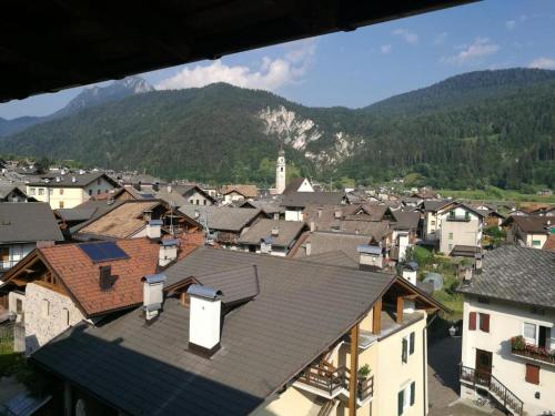 A general mountain view or a mountain view taken from Az apartmant