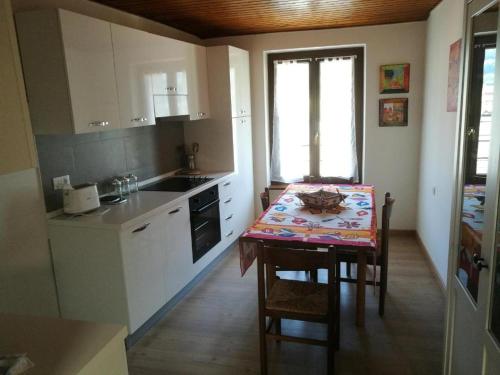 A kitchen or kitchenette at Casa Renzo - Dolomiti - Trentino