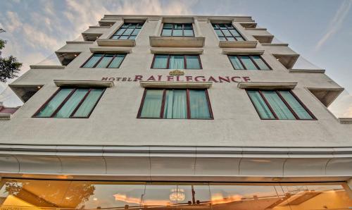 Un edificio alto y blanco con un cartel. en Treebo Raj Elegance Manyata Tech Park, en Bangalore