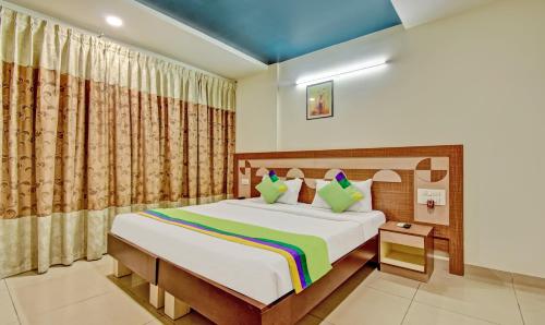 Un dormitorio con una cama grande en una habitación. en Treebo Raj Elegance Manyata Tech Park, en Bangalore