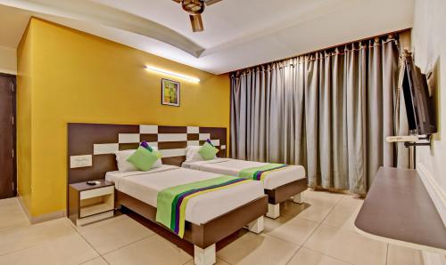 Cama o camas de una habitación en Treebo Raj Elegance Manyata Tech Park