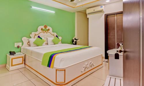 Cama o camas de una habitación en Treebo Raj Elegance Manyata Tech Park