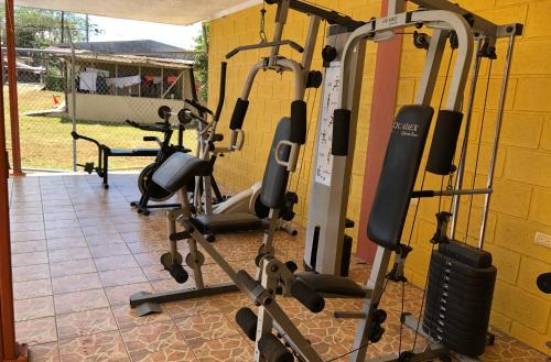 Fitness centrum a/nebo fitness zařízení v ubytování Hospedaje Adrimaran