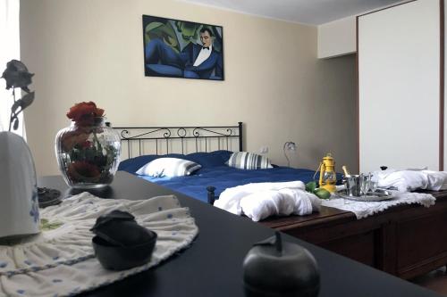 a bedroom with a bed and a table with a table at Le Camere Pinte in Sermoneta
