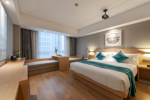 Postel nebo postele na pokoji v ubytování Shanghai Baixia Pagoda Hotel