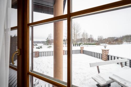 a window with a view of a snow covered yard at Villa Müllerbeck in Otepää