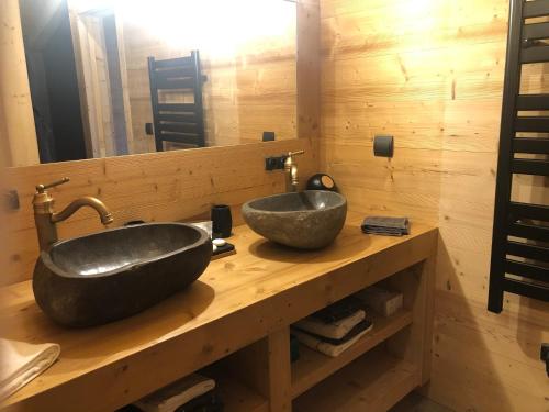 baño con lavabo de piedra en una encimera de madera en le mazot en Combloux