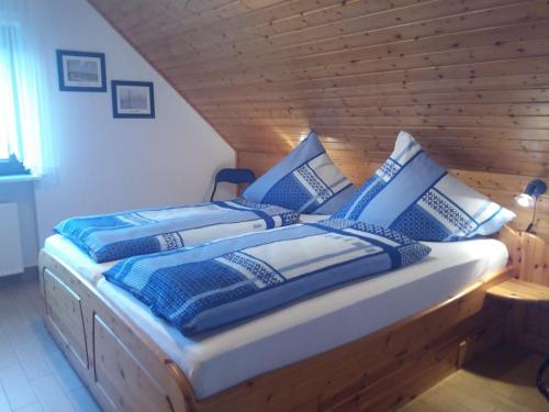 a bedroom with two beds with blue and white pillows at Ferienwohnung-Dorette-in-Stakendorf-mit-Blick-ueber-den-Dorfteich in Stakendorf