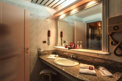 A bathroom at Hotel Grazia Deledda