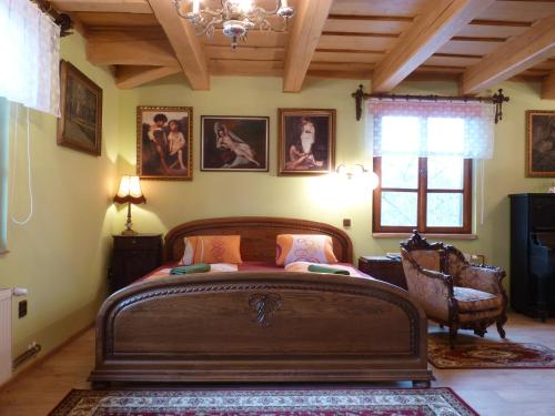 1 dormitorio con 1 cama grande de madera en una habitación en Penzion Obora, en Prostřední Bečva