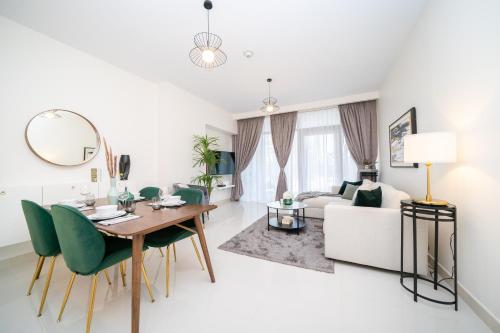 HiGuests - Chic Apt with Balcony and Pool near Burj Khalifa