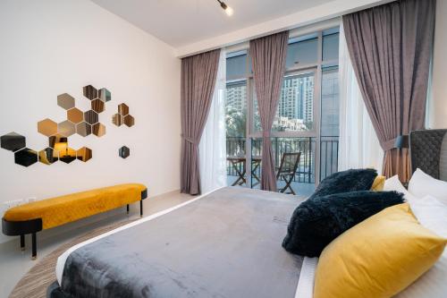 Lova arba lovos apgyvendinimo įstaigoje HiGuests - Chic Apt with Balcony and Pool near Burj Khalifa