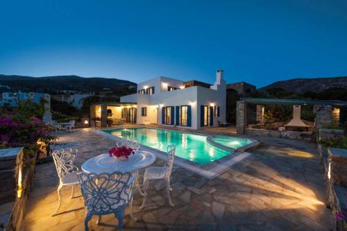 Imagen de la galería de Pure White Seven-Bedroom Villa - 4,736 sq ft or 440sqm - sleeps up to 16, en Drios