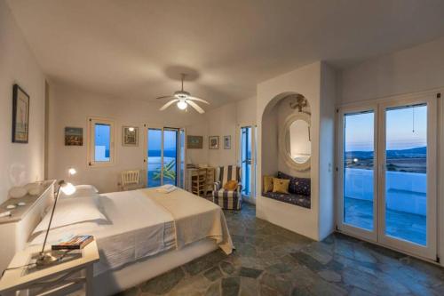 Imagen de la galería de Pure White Seven-Bedroom Villa - 4,736 sq ft or 440sqm - sleeps up to 16, en Drios