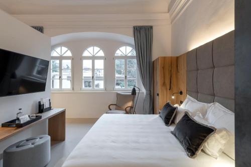 a hotel room with a bed and a tv at Castel Hörtenberg in Bolzano