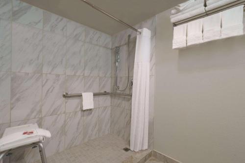 A bathroom at Baymont by Wyndham Bremerton WA