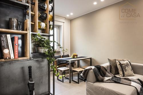 uma sala de estar com um sofá e uma mesa em Come a Casa em Roma