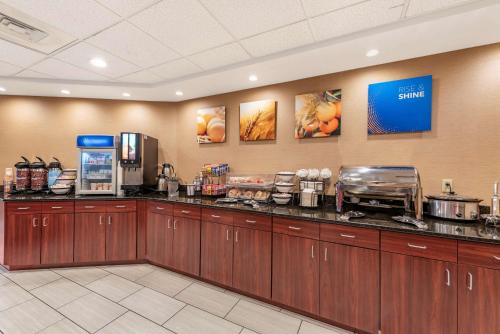 eine Lobby mit einer Theke und einem Café in der Unterkunft Comfort Inn & Suites Morehead in Morehead