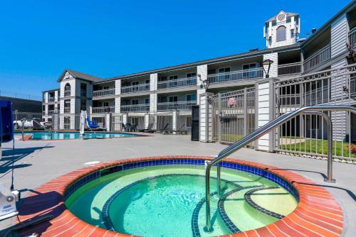 Kolam renang di atau dekat dengan Comfort Inn Antioch - Century Plaza