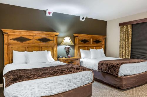 two beds in a hotel room with two beds at Econo Lodge Lake Elsinore Casino in Lake Elsinore