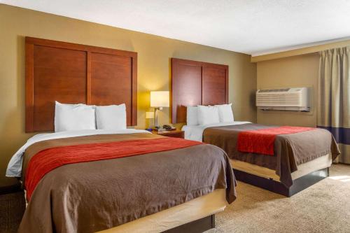 デンバーにあるComfort Inn Denver Centralのベッド2台とヒーター付きの客室です。