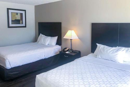 Säng eller sängar i ett rum på Clarion Inn and Events Center Pueblo North