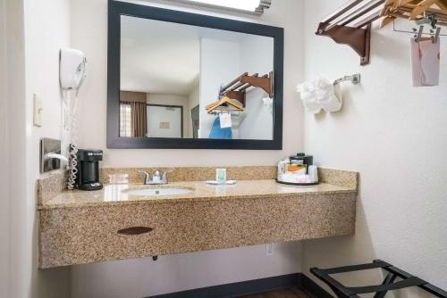Ванна кімната в Quality Inn Greenville near University