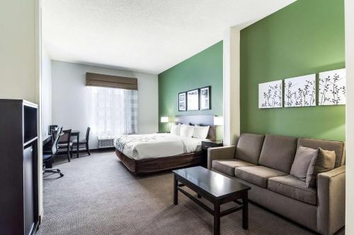 Sleep Inn & Suites Smithfield near I-95 في سميثفيلد: غرفه فندقيه بسرير واريكه