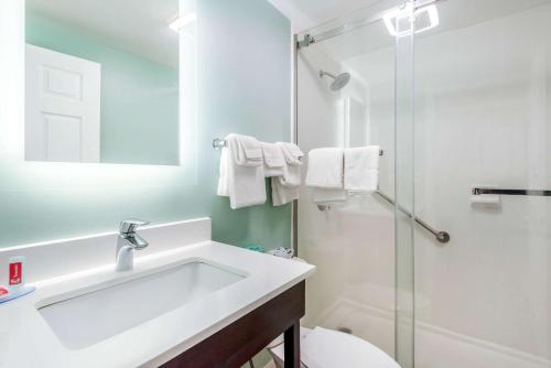 Koupelna v ubytování Quality Inn & Suites