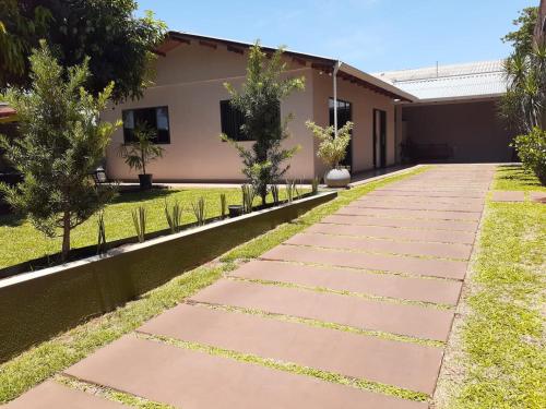 una pasarela frente a una casa en Casa vó Maria, en Foz do Iguaçu