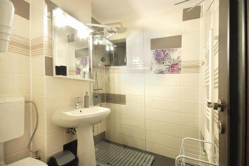 Un baño blanco con lavabo e inodoro. en Apartament Diandru, en Slănic-Moldova
