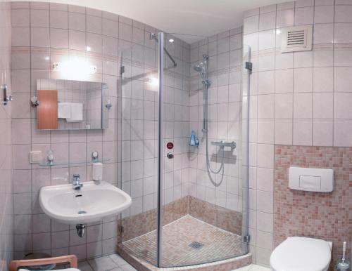 ein Bad mit einer Dusche und einem Waschbecken in der Unterkunft Hotel Pension Treppengasse Nr. 5 in Altenburg