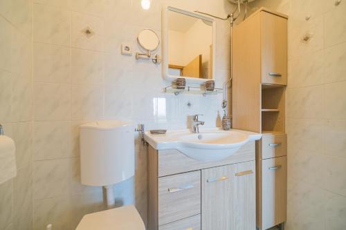 Et badeværelse på Cottage Casa Gina - Goelba