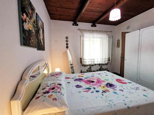 En eller flere senge i et værelse på Villa Sandra